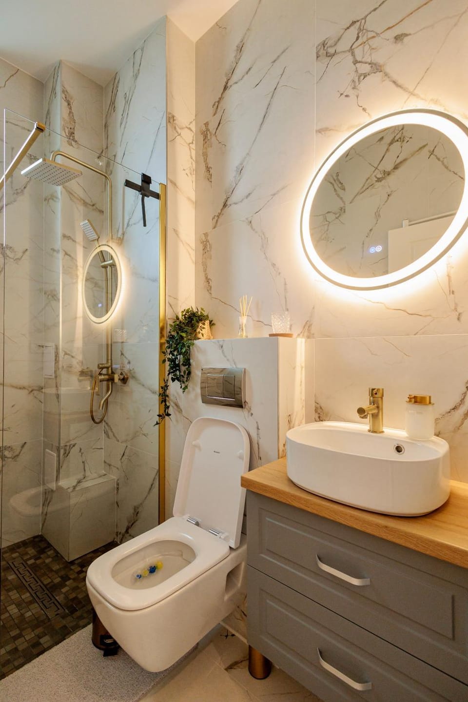 Shower, Toilet, Bathroom, towels