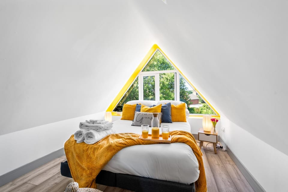 Bed, Bedroom, towels