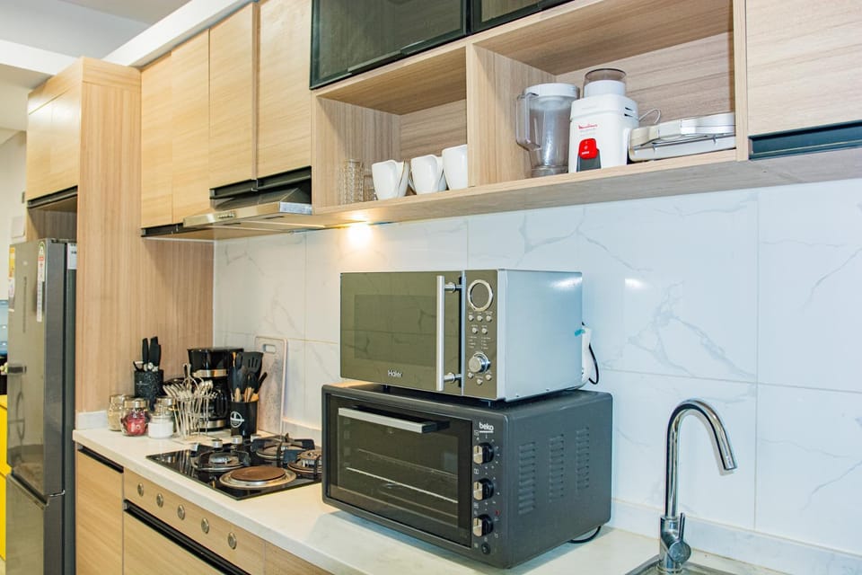 Coffee/tea facilities, Kitchen or kitchenette, oven, stove, toaster