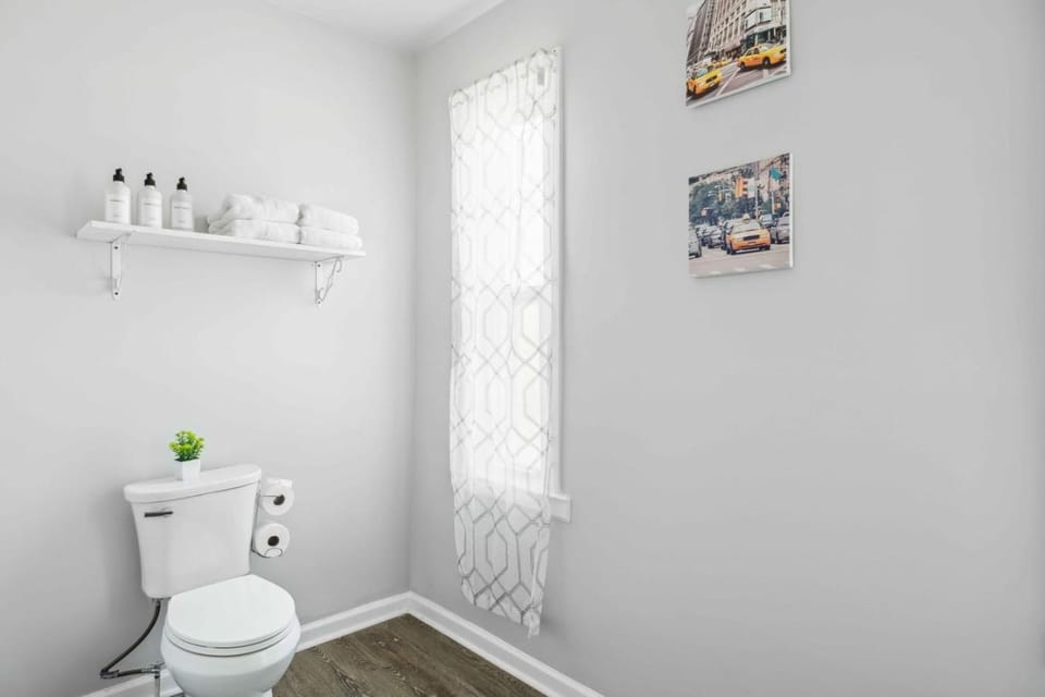 Detroit 3BR Retreat w/ Wi-Fi + Street Parking House in Windsor