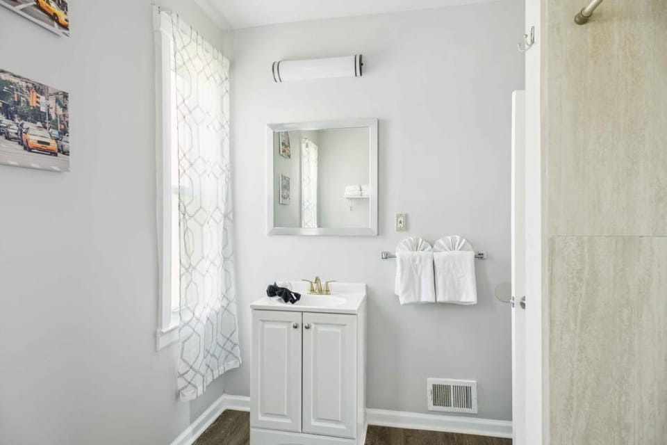 Detroit 3BR Retreat w/ Wi-Fi + Street Parking House in Windsor