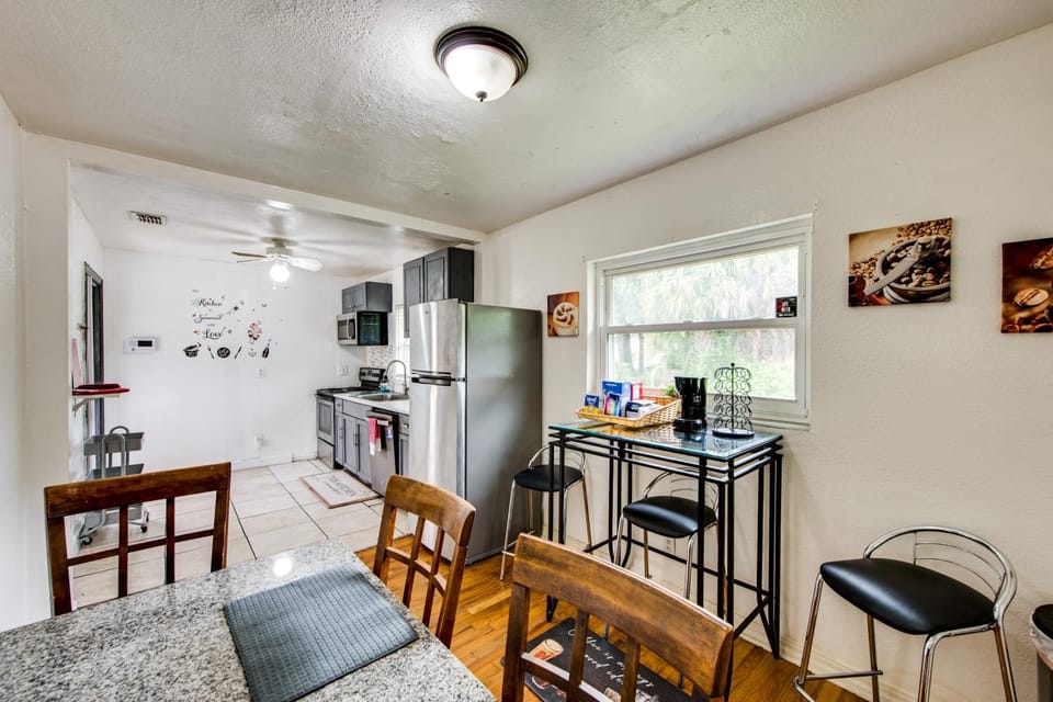 Walkable to FSU Campus: Cozy Retreat w/ Deck! House in Tallahassee