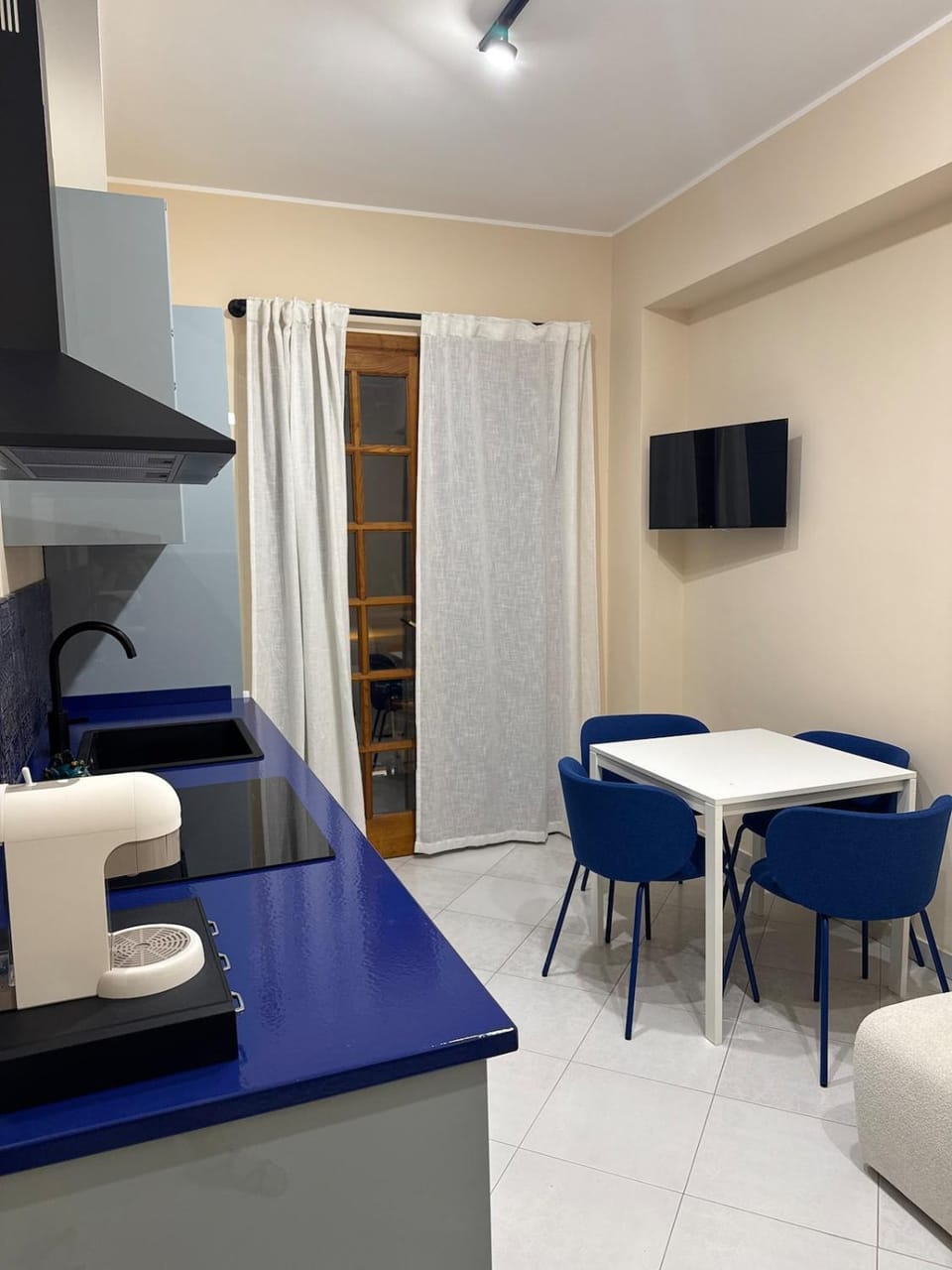 TV and multimedia, Kitchen or kitchenette, Living room, Seating area