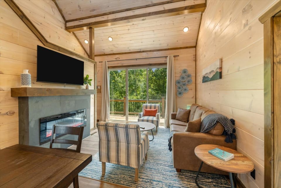 Heart Lake Cabin - Hot Tub & Game Room Cabin in Douglas Lake