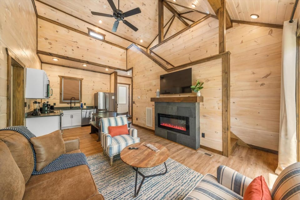 Heart Lake Cabin - Hot Tub & Game Room Cabin in Douglas Lake