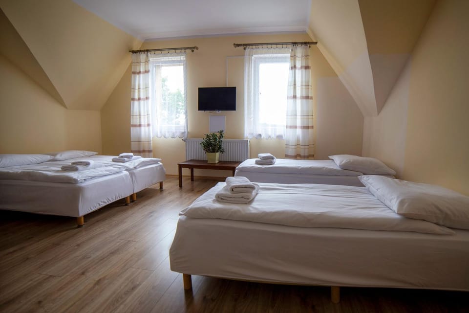 Bed, TV and multimedia, Photo of the whole room, Bedroom, towels
