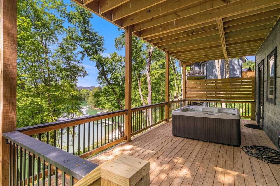 Gem Lake Cabin - Lakefront Views - Sleeps 8 Cabin in Douglas Lake