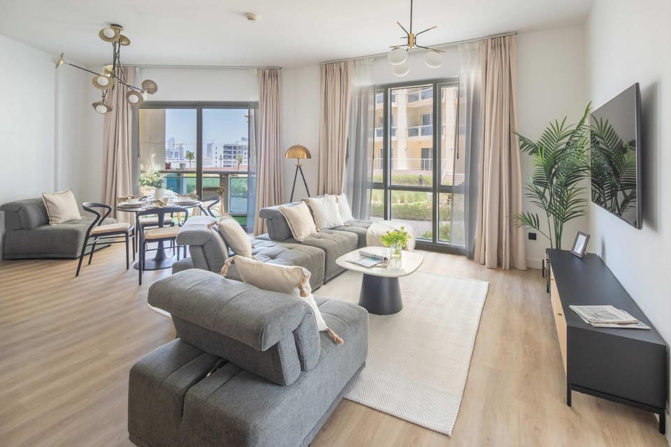 Frank Porter - Lago Vista Tower A Apartment in Dubai