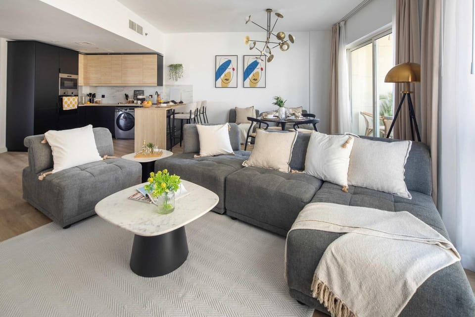 Frank Porter - Lago Vista Tower A Apartment in Dubai