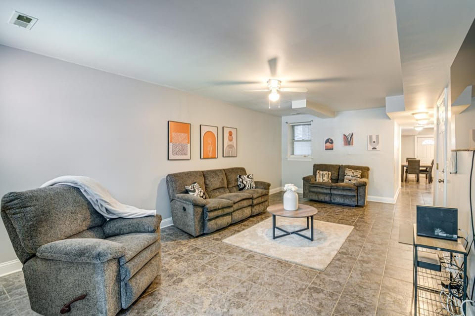 1 Mi to Washington Park: Spacious 1st-Floor Condo! House in Chicago
