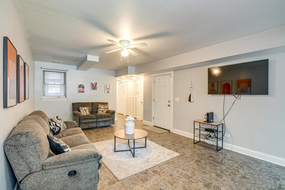 1 Mi to Washington Park: Spacious 1st-Floor Condo! House in Chicago