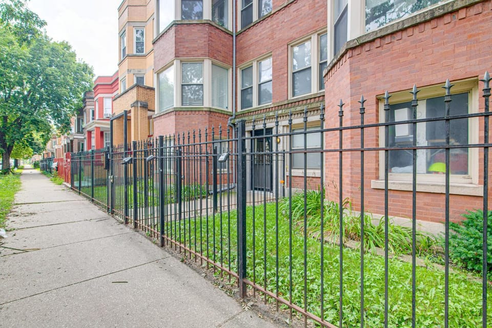 1 Mi to Washington Park: Spacious 1st-Floor Condo! House in Chicago