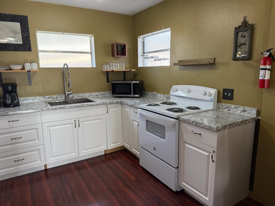 LARGE 2bed 1bath Near Beach & Downtown with KING BED House in St Petersburg
