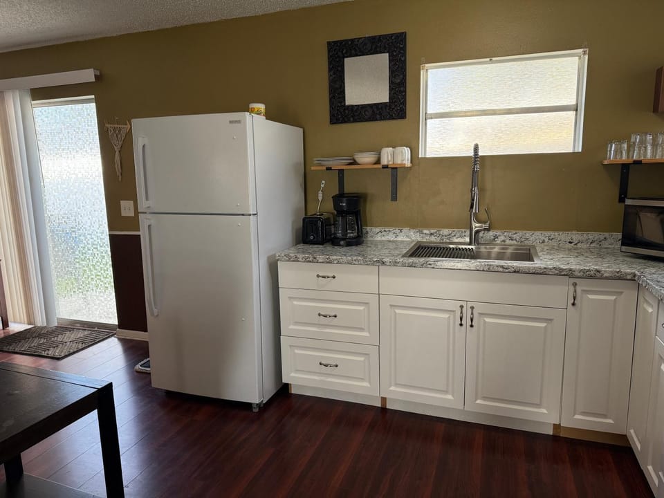 LARGE 2bed 1bath Near Beach & Downtown with KING BED House in St Petersburg