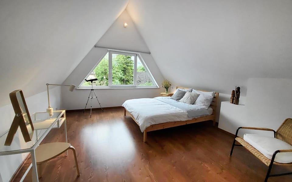 Bed, Seating area, Bedroom