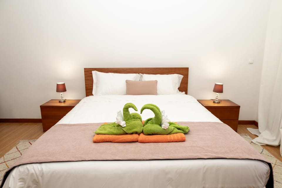 Bed, Photo of the whole room, Bedroom, towels