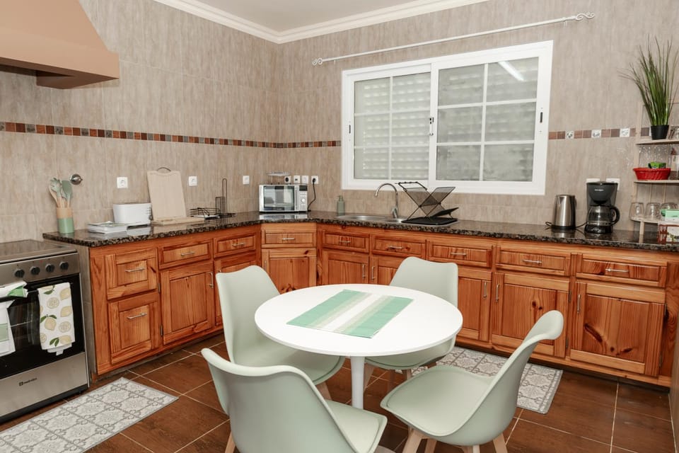 Coffee/tea facilities, Dining area, microwave, oven, stove, toaster, kitchen