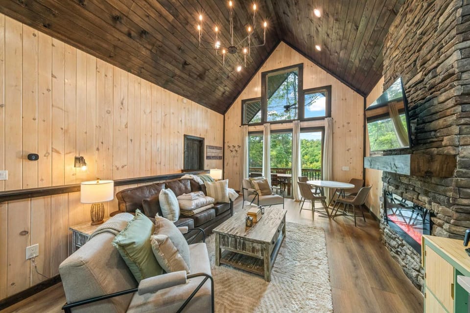 Cozy Cove Retreat - Hot Tub - Lakefront - Family-Friendly Cabin Cabin in Douglas Lake