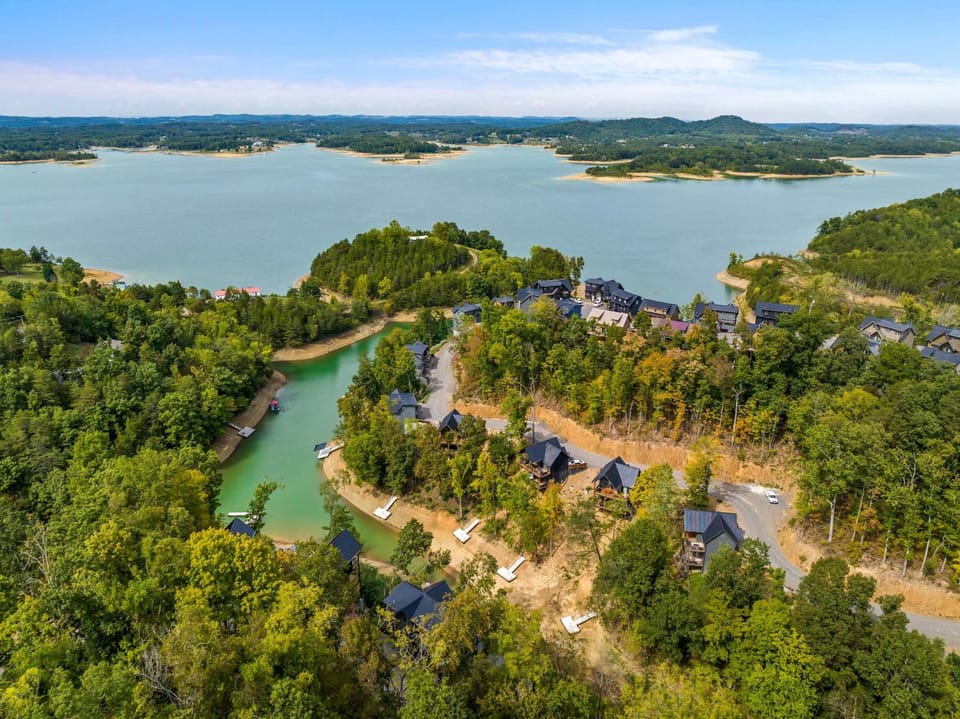 Cozy Cove Retreat - Hot Tub - Lakefront - Family-Friendly Cabin Cabin in Douglas Lake