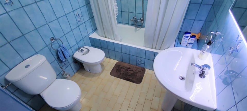 Shower, Toilet, Bath, bidet, towels