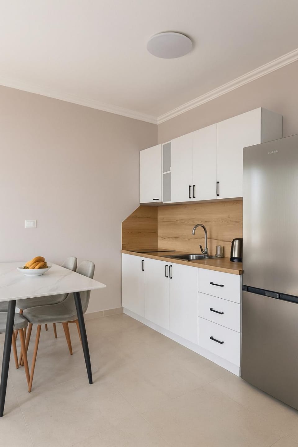 Coffee/tea facilities, Dining area, stove, kitchen
