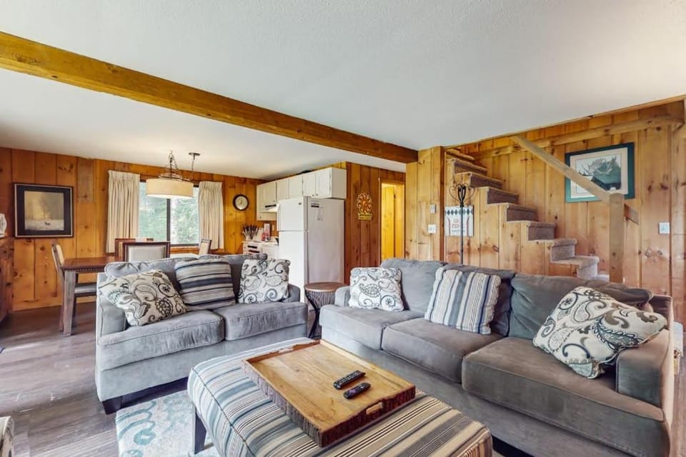 Ski Haus Retreat - Unit A House in Dover