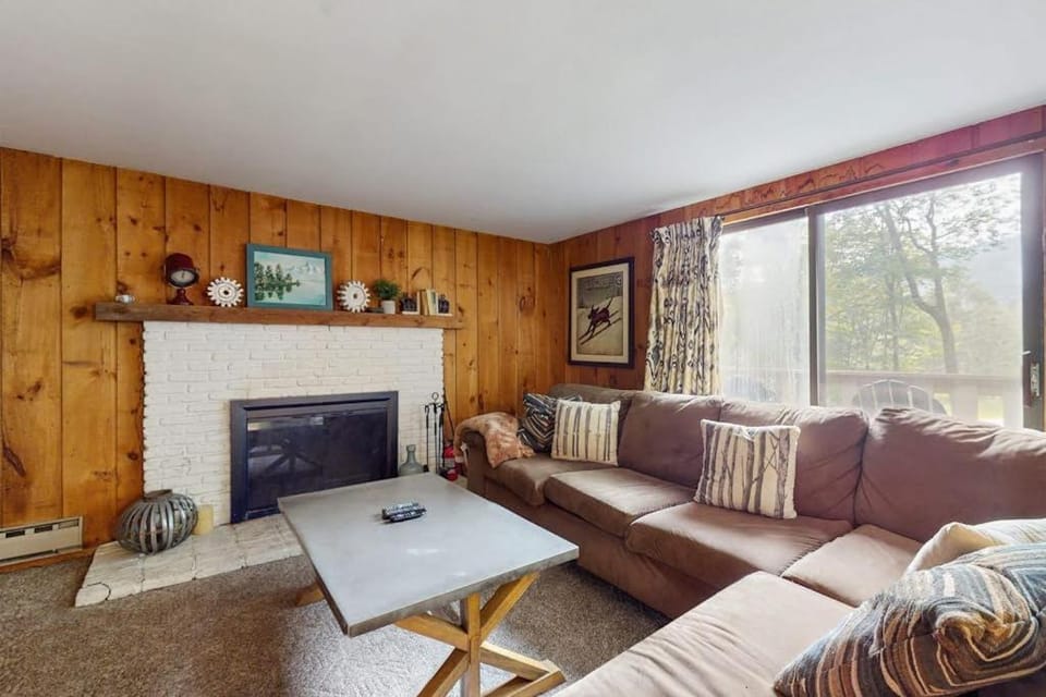 Ski Haus Retreat - Unit B House in Dover