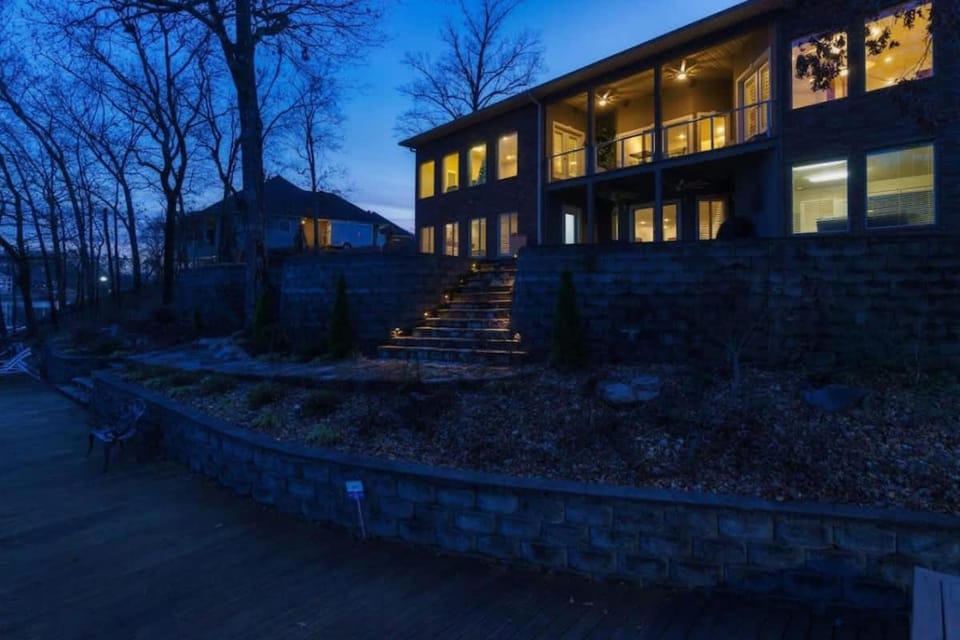 McKenzie Cove - Waterfront with Private Dock House in Hot Springs