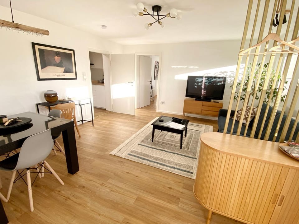 TV and multimedia, Living room, Seating area, Dining area, Evening entertainment