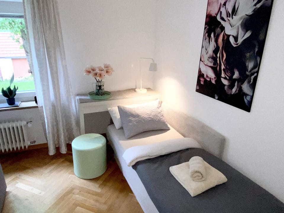Bed, Photo of the whole room, Seating area, Bedroom, towels