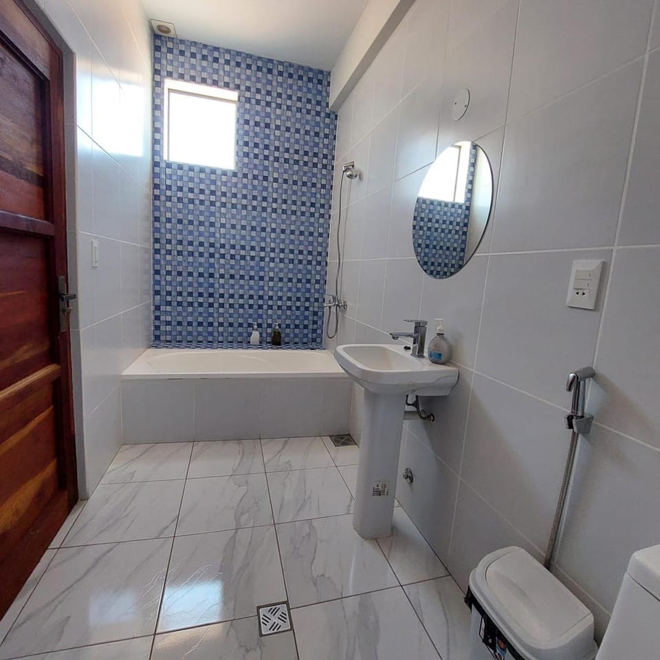 Shower, Toilet, Bathroom, Bath, bidet, towels