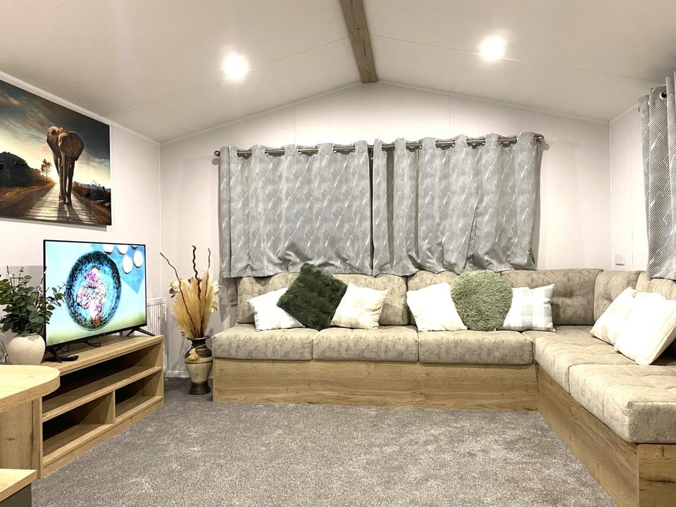 BAF Luxury Stays - Billing Aquadrome - Caravan Sleeps 8 Apartment in Northampton