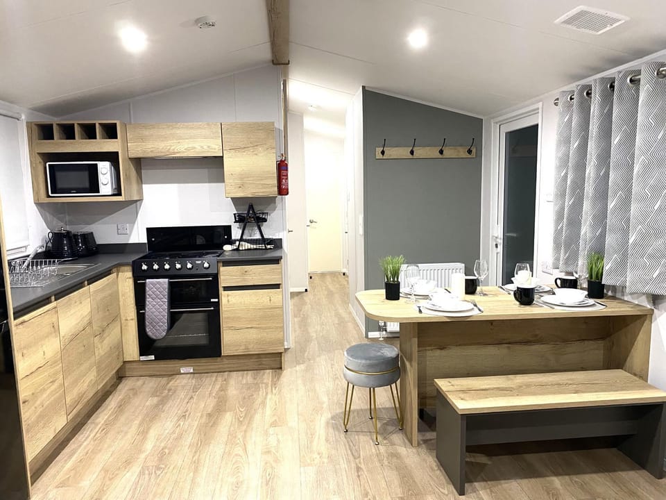 BAF Luxury Stays - Billing Aquadrome - Caravan Sleeps 8 Apartment in Northampton