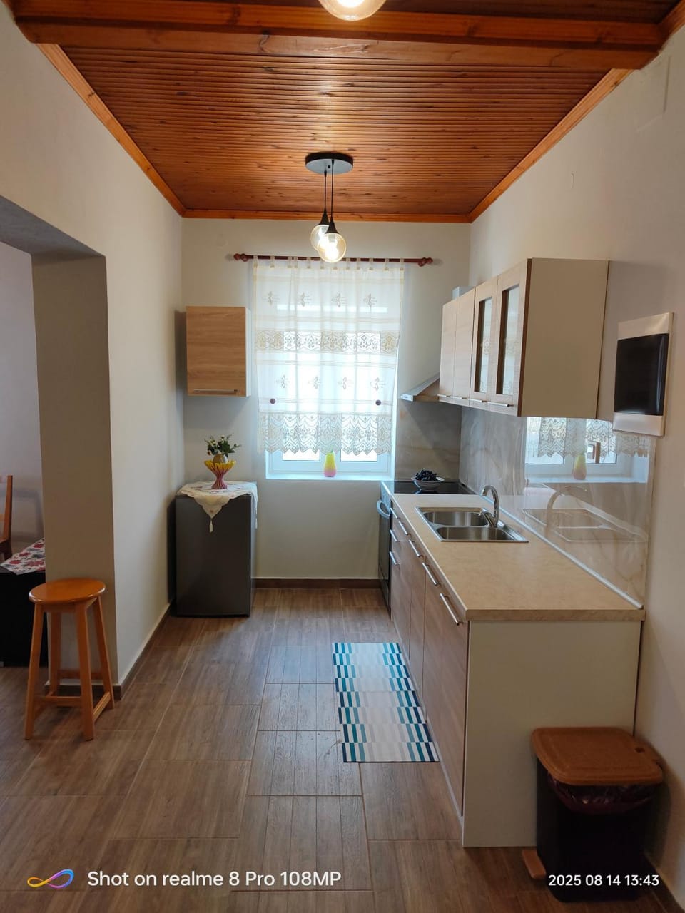 Kitchen or kitchenette, minibar, oven, stove