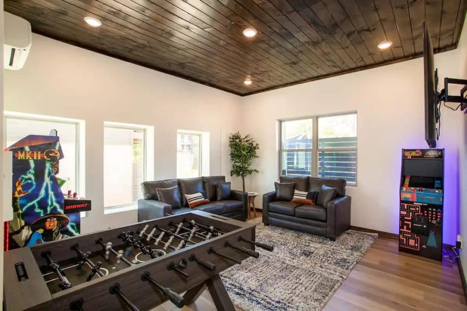 Mtn Luxury Prime - Indoor Pool & Arcade Near Town House in Pigeon Forge