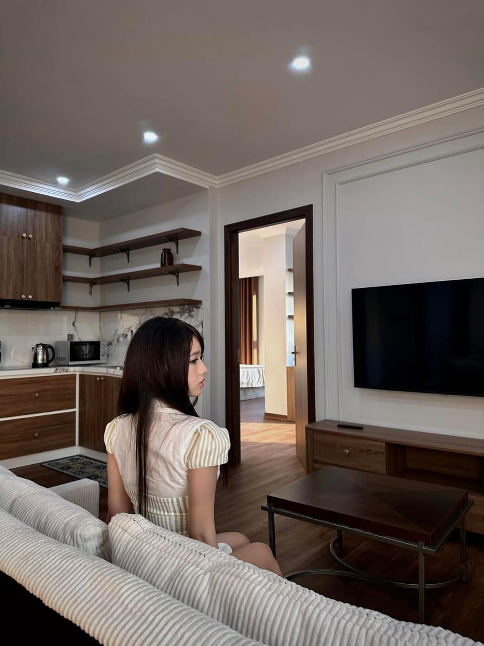 Communal lounge/ TV room, People, TV and multimedia, Kitchen or kitchenette, Evening entertainment, group of guests
