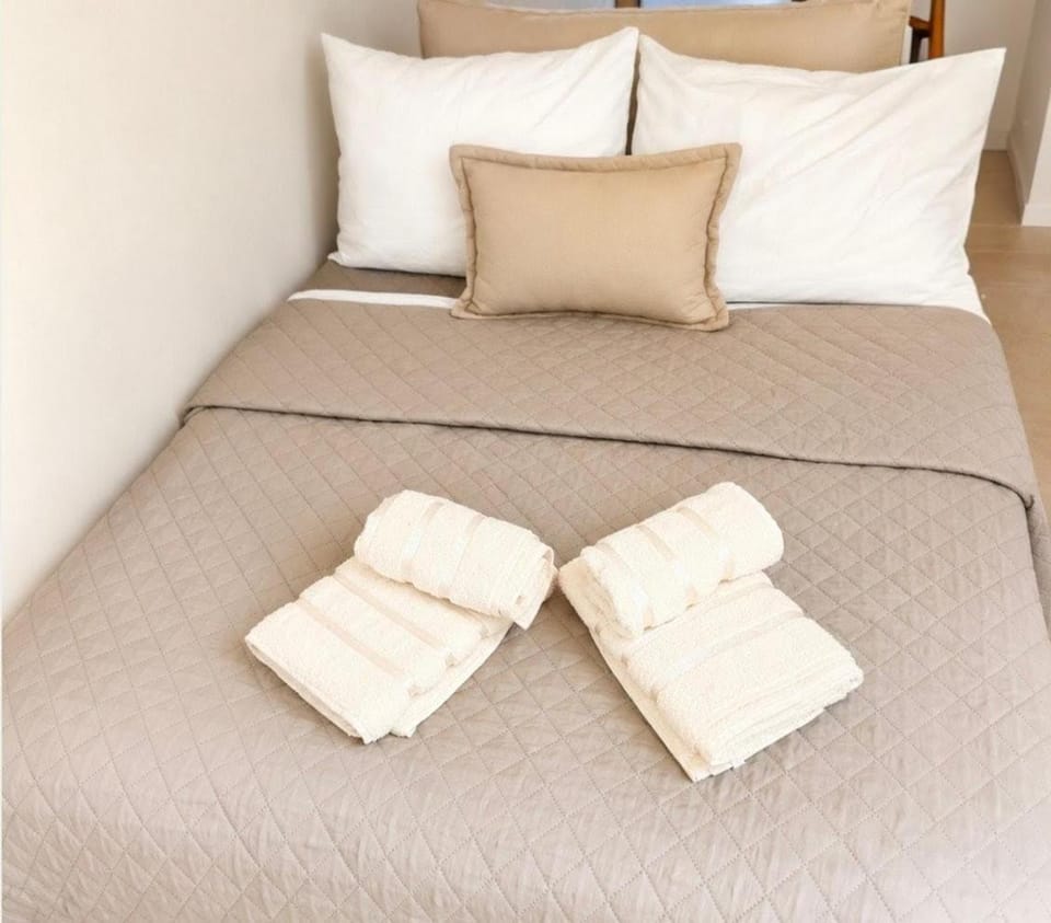 Bed, Living room, towels