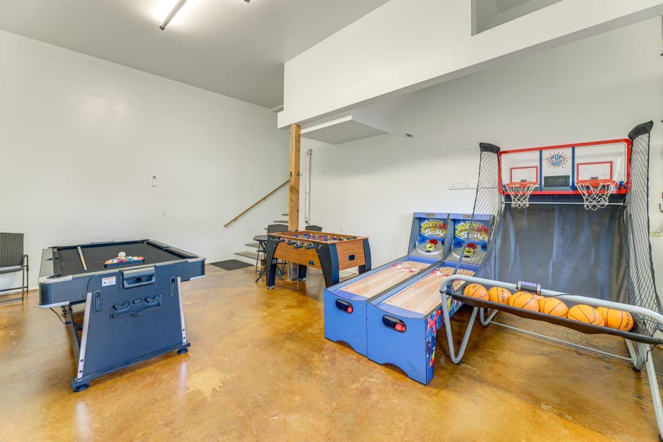 Group Friendly! Rockaway Beach Oasis with Game Room House in Rockaway Beach