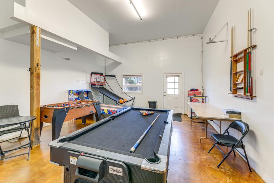 Group Friendly! Rockaway Beach Oasis with Game Room House in Rockaway Beach