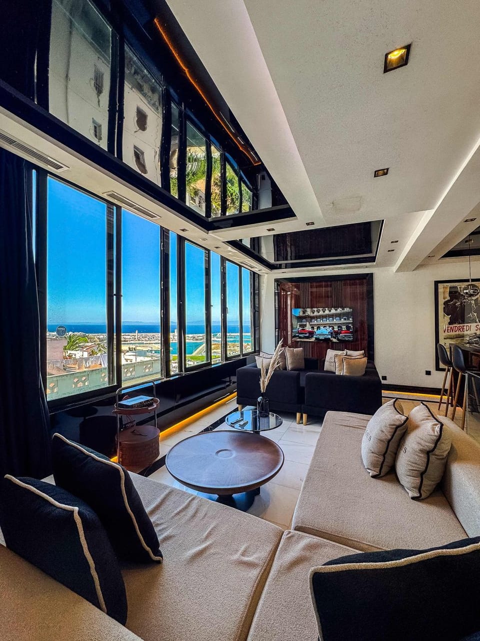 Communal lounge/ TV room, Natural landscape, TV and multimedia, Living room, Seating area, Evening entertainment, City view, Sea view