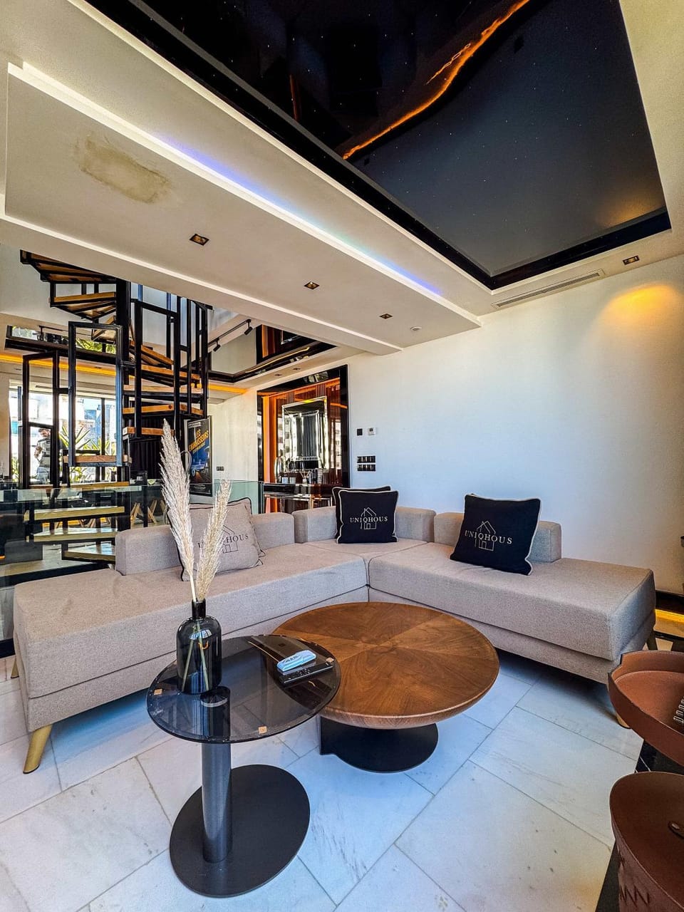 Living room, Seating area