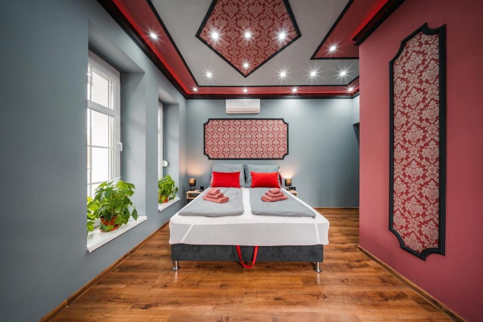 White House Apartman Miskolc, Red Room Apartment in Slovakia