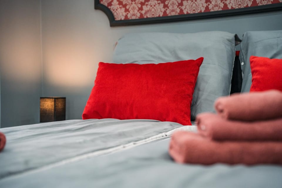 White House Apartman Miskolc, Red Room Apartment in Slovakia
