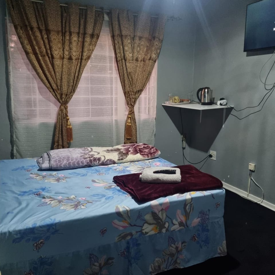 YELLOW STARS GUESTHOUSE 1hr 2hrs Day Rest Bed and Breakfast in Johannesburg