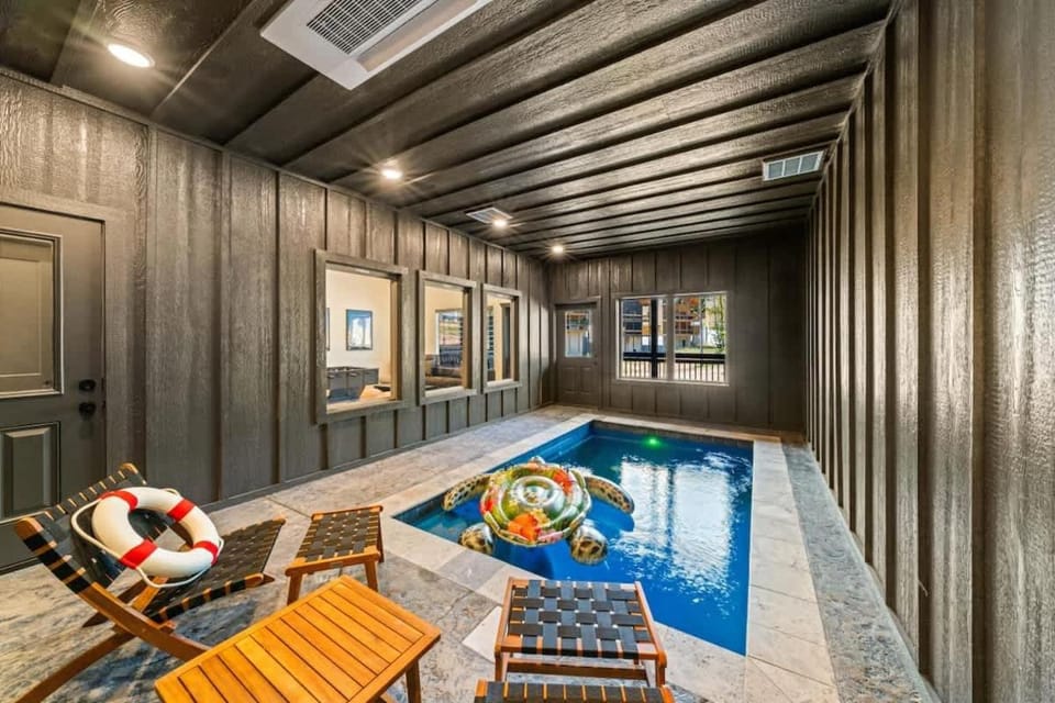 Parkway Pool Retreat - Indoor Pool & Hot Tub House in Pigeon Forge