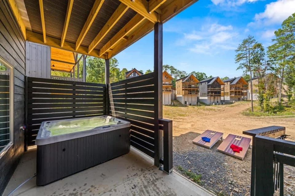 Parkway Pool Retreat - Indoor Pool & Hot Tub House in Pigeon Forge