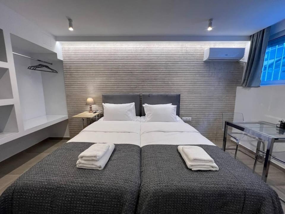 MetroSide & Concert Hall Studio by ΜΡS Apartment in Athens