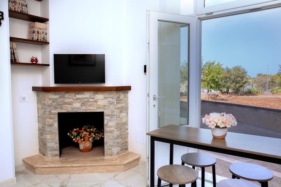 Communal lounge/ TV room, TV and multimedia, View (from property/room), Living room, Seating area, Dining area, Evening entertainment