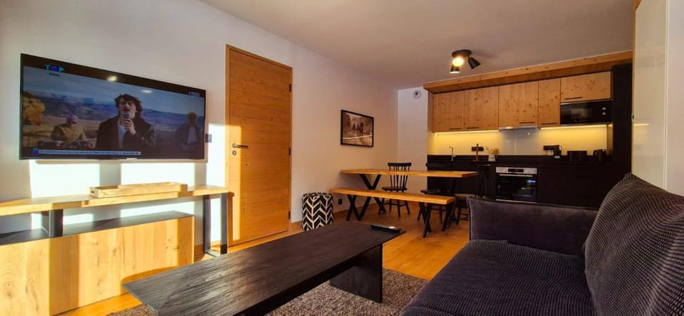 Communal lounge/ TV room, TV and multimedia, Kitchen or kitchenette, Living room, Seating area, Dining area