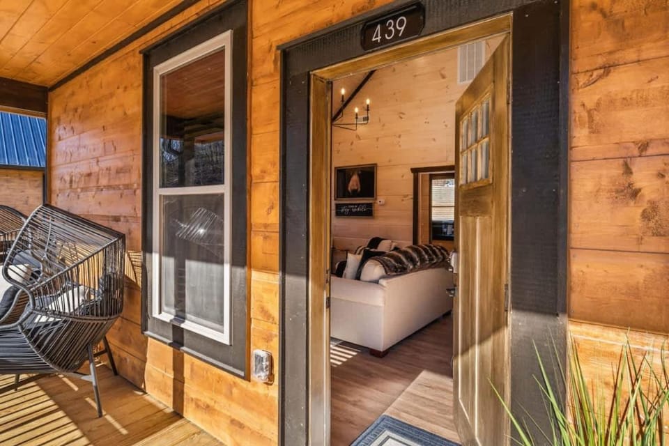 Bearfoot Bungalow SHR - Sleeps 7 & Hot Tub House in Pigeon Forge